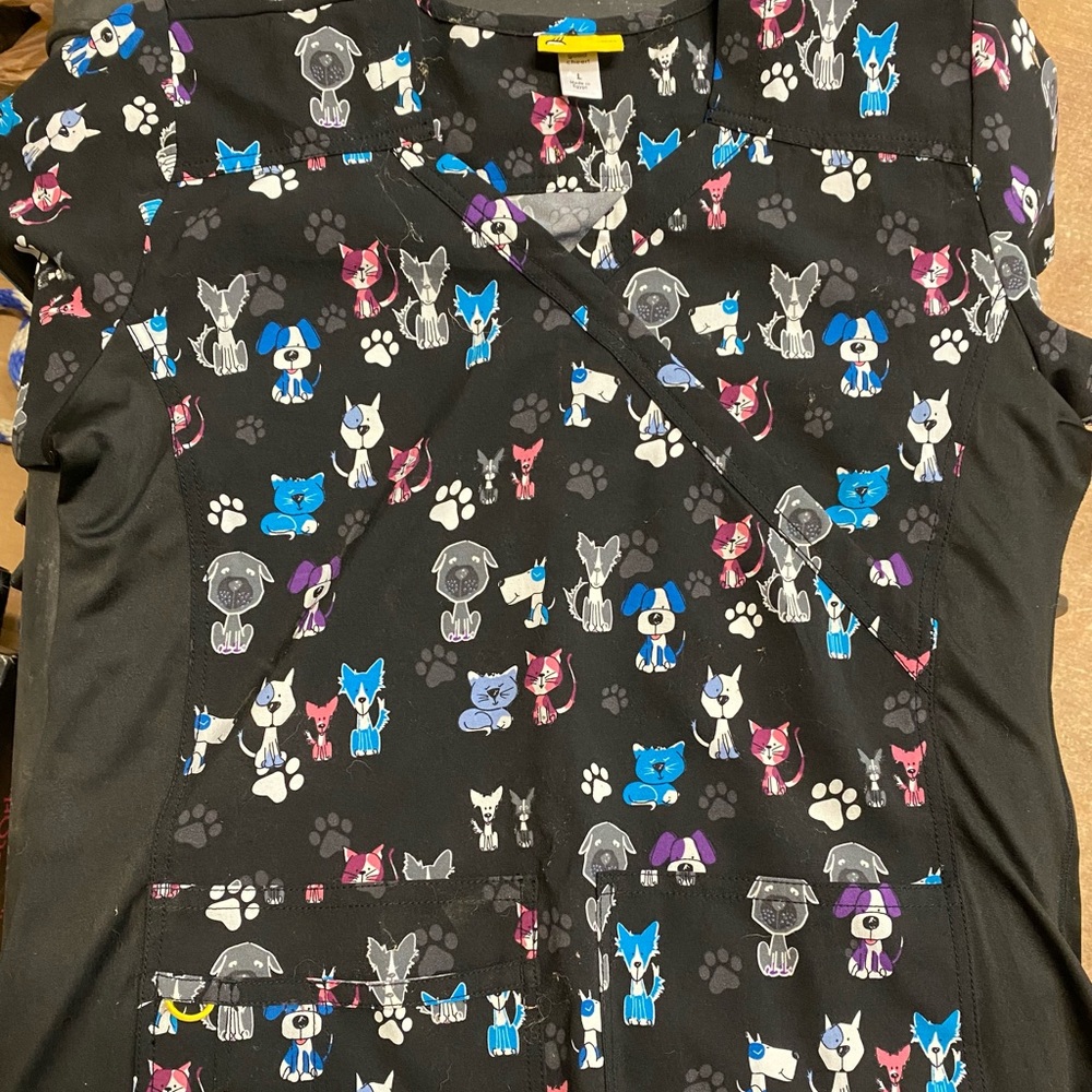 NWOT WonderWink Cats & Dogs scrub top, size Large